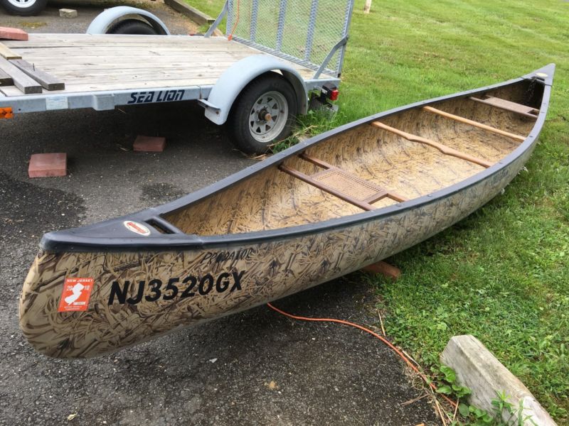 Old Town 16 Foot Canoe With Wetlands Camo And 2 Paddles 