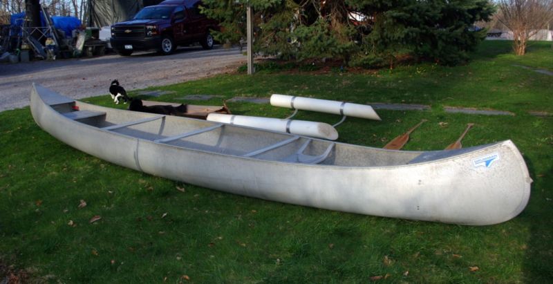 Vintage 1970'S 17' Aluminum Grumman Canoe With Wood Oars 