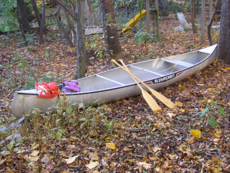 alumacraft voyageur17 aluminium canoe with oars. for sale