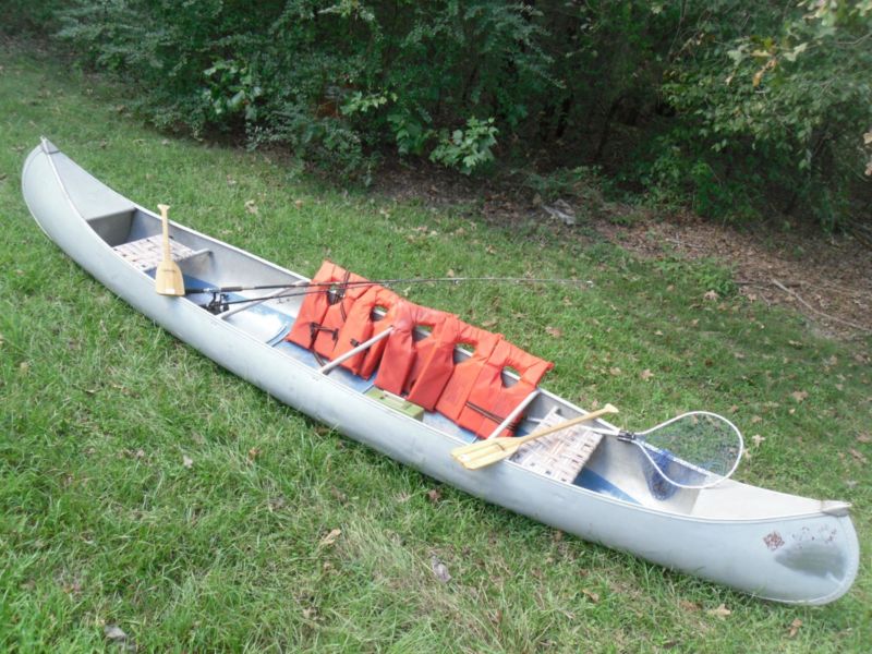 17 ft vintage grumman aluminum canoe with accessories for