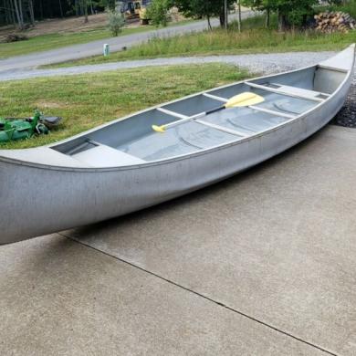 16FT Aluminum Canoe - Square Stern Hull - Sears Grumman - Very 